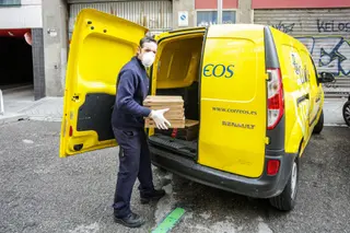Un repartidor de Correos Ricardo Rubio Europa Press