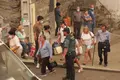 Desalojo de los vecinos en uno de los incendios del pasado verano
