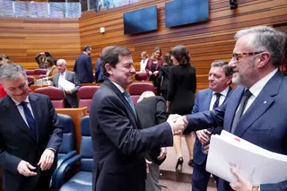 Mañueco y Carlos Pollán, presidente de las Cortes, se saludan al término de la última sesión plenaria de la legislatura | Miriam Chacón / ICAL