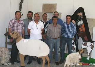 Asovino celebra sus bodas de plata con una exposición de aperos en el Colegio Universitario