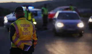 Un agente durante un control de la Guardia Civil. Europa Press.  Jesús Hellín. Archivo