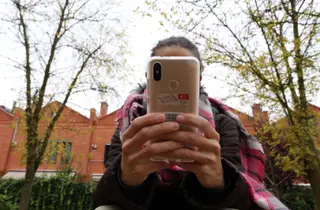 Imagen de una mujer utilizando su teléfono móvil ICAL