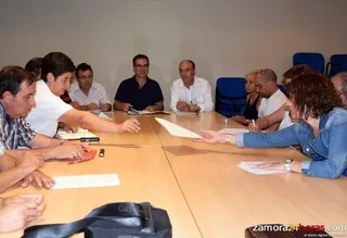 Manuel Fuentes exige la construcción de las pistas deportivas en Los Bloques