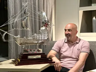 Juan Sabas, junto a la carabela de plata