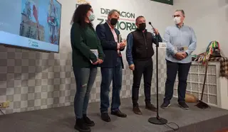 José Javier Sánchez, presidente de la Asociación Amigos del Zangarrón, ante los medios