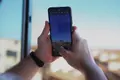 Imagen de una persona haciendo una foto con su móvil al cielo 