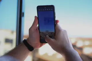 Imagen de una persona haciendo una foto con su móvil al cielo 