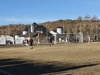 Un instante del duelo entre el CD Santa Croya y el Atlético Sanabria en el CM El Teso de Palacios de Sanabria