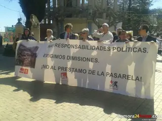 Unas mil personas se manifiestan en Benavente para "exigir responsabilidades" tras el hundimiento de la pasarela y de los Cuestos de la Mota