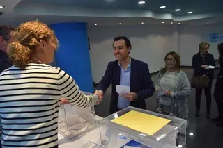 Maíllo vota en la elección del presidente regional del PP y aclara que "no en blanco"