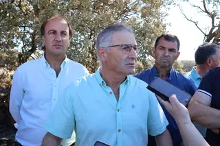 Joaquín Antonio Pino (consejero), Lorenzo Rivera (COAG) y Antonio Medina (ASAJA) en la zona afectada por el incendio