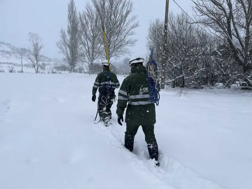 Trabajadores de Iberdrola durante un temporal