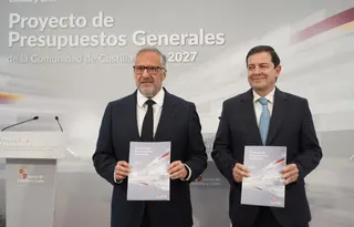 Rubén Cacho / ICAL . El presidente de la Junta, Alfonso Fernández Mañueco, acompañado por el vicepresidente primero y consejero de Desregulación, Familia y Ayudas Sociales, Carlos Pollán, presenta el proyecto de Ley de Presupuestos Generales de la Comunidad para el año 2027.