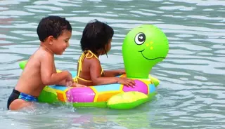 La Organización de Consumidores OCU ha alertado este viernes del peligro del uso de figuras hinchables y las colchonetas en pantanos, piscinas o el mar.