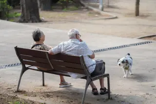 Dos personas y un perro. - David Zorrakino - Europa Press - Archivo