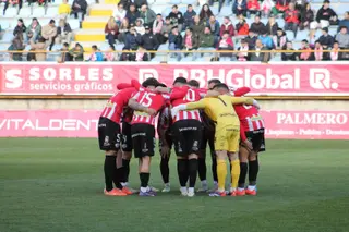 Los jugadores del Zamora CF hacen piña antes de comenzar un partido. ZAMORA CF