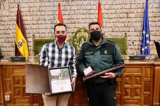 Entrega del libro de honor