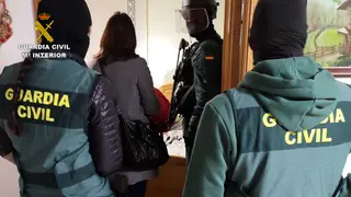 La Guardia Civil registra un domicilio. Archivo