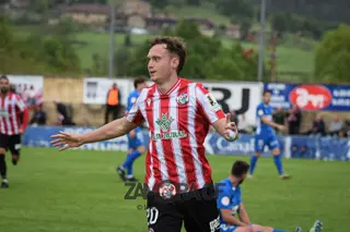 Rafa Tresaco celebra el 0-2 ante el Amorebieta