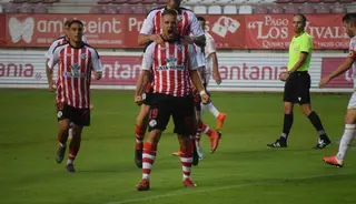 Pana celebra un gol en el Ruta
