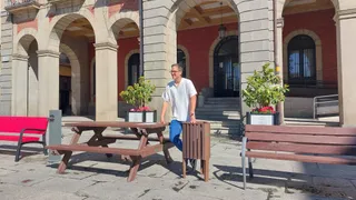 Pablo Novo, Concejal De Obras, Junto Al Nuevo Mobiliario