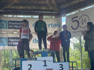 Triana Gata Esteban, del Club Actividades Náuticas, medalla de oro en la categoría Benjamín B