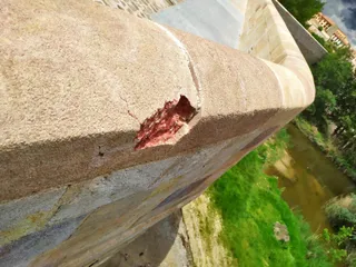 Daños en la piedra del Puente de Piedra de Zamora
