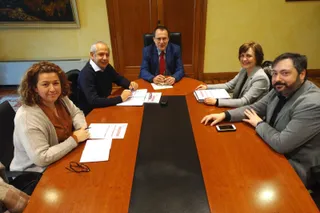 Ángel Blanco, junto a José Manuel del Barrio y el resto de la delegación de Cruz Roja