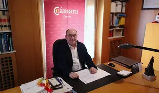 Enrique Oliveira en su despacho de la Cámara