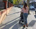 Una mujer pasea con un carrito de bebé por la avenida de Requejo en Zamora capital