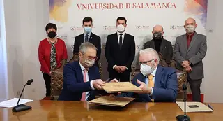 Un instante de la firma del convenio