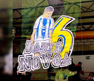 David Novoa ovacionado por la afición del Atlético Benavente.