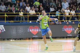 Jaime González, exjugador del Balonmano Zamora, en un partido ante el Alarcos Ciudad Real. Archivo.