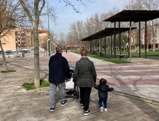 Dos abuelos pasean con su nieta en Valladolid. EUROPA PRESS Archivo