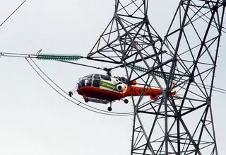 Iberdrola revisa 15.000 kilómetros de líneas eléctricas en la región para reforzar la seguridad de suministro este verano