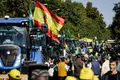 Tractores a su salida de Madrid tras desconvocarse la tractorada por el accidente ferroviario. Carlos Luján. Europa Press