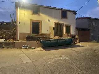 Vivienda que se está rehabilitando en Manzanal del Barco