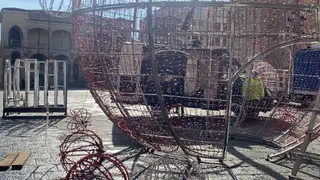 Montaje de la iluminación navideña de este año en la Plaza Mayor