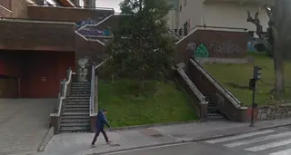 Escaleras acceso Ángel Nieto