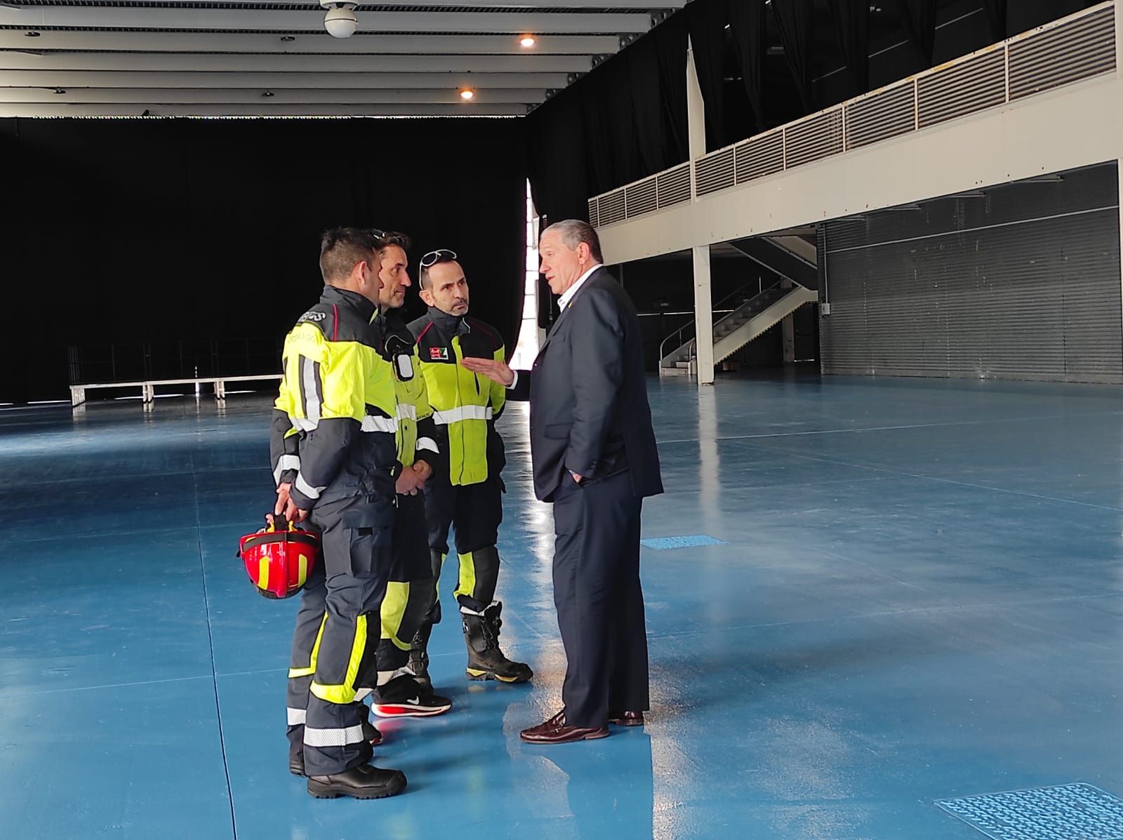 Faúndez junto a varios bomberos en el recinto ferial de IFEZA | Z24H