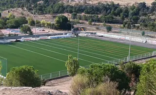 Instalación del césped artificial en los campos de fútbol de Valorio