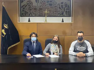 Firma del contrato musical para el desfile procesional de la Real Cofradía del Santo Entierro durante el Viernes Santo