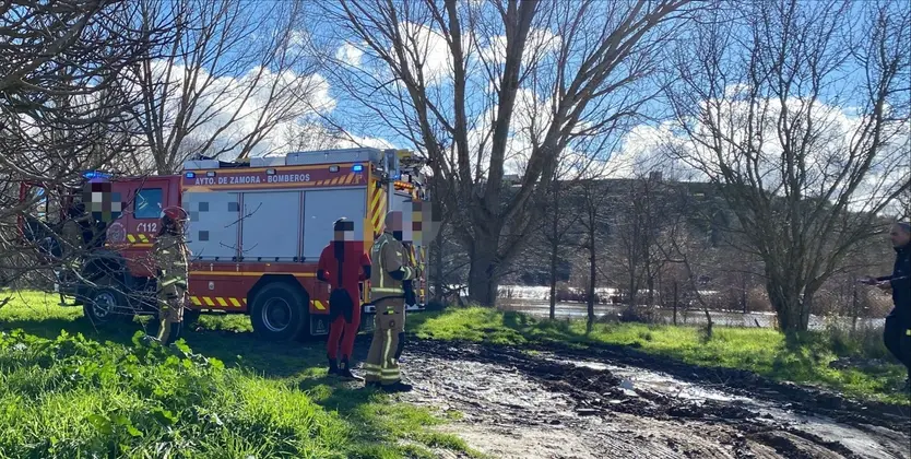 Efectivos en la zona del río deonde han ocurrido los hechos