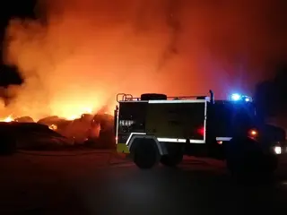 Un incendio en Toro devora más de 500 toneladas de alfalfa y pulpa de remolacha