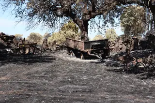 Maquinaria calcinada en el incendio de Fermoselle