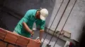 Un trabajador del sector de la construcción en una obra- Europapress