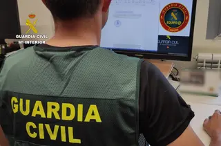 Guardia Civil frente a un ordenador. Archivo