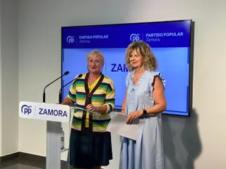 Leticia García y Elvira Velasco durante la rueda de prensa de este lunes