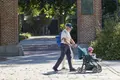 Personas mayores pasean con un carrito de bebé - Jesús Hellín - Europa Press - Archivo