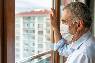 Hombre en casa con mascarilla